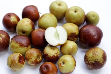 Beyaz arka plan üzerinde taze hünnap meyve