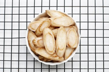 Beyaz arkaplanda Burdock Kökü (Gobo).