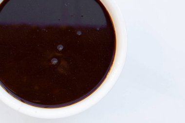 Beyaz arka planda güçlü turşu balığı sosu.