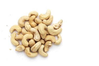 Beyaz arka planda kaju fıstığı.