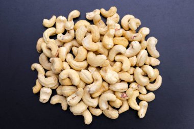 Koyu arkaplanda kaju fıstığı.