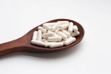 beyaz arka plan üzerinde ilaç kapsülleri.