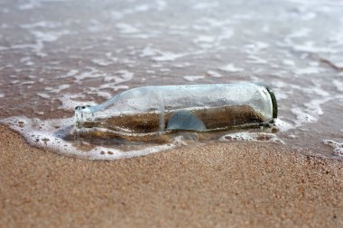 Kumsalda cam şişe