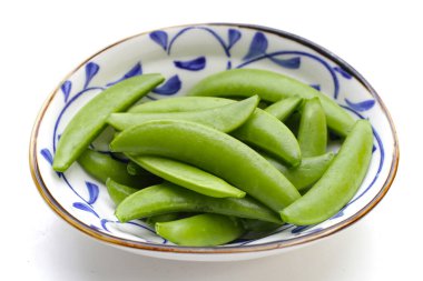 Beyaz arkaplanda taze taze taze bezelyeler.