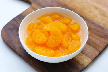 Mandalina portakalı ve tatlı şurubu.