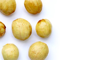 Beyaz arkaplanda Jenkol meyvesi fasulyesi