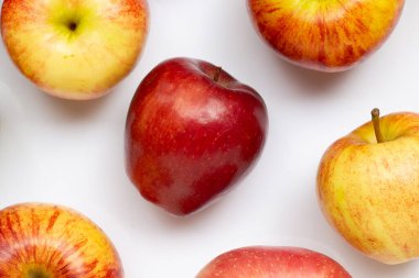 Beyaz arkaplandaki taze elmaların çeşitliliği.