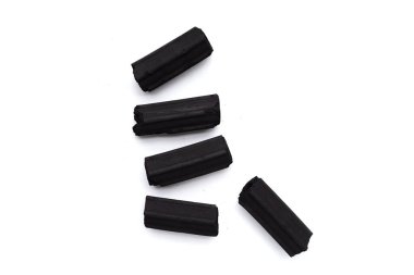 Beyaz arkaplanda dumansız odun kömürü.