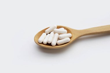 beyaz arka plan üzerinde ilaç kapsülleri.