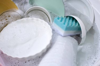 Bulaşık, kase, su ve bulaşık deterjanı. Mutfak işleri.