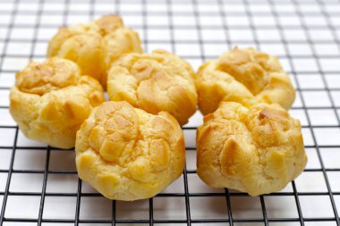 Beyaz arka planda soğutma rafında kremalı puf