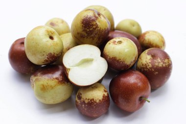 Beyaz arka plan üzerinde taze hünnap meyve