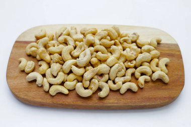 Beyaz arka planda kaju fıstığı.