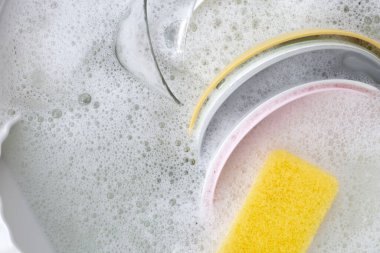 Bulaşık, kase, su ve bulaşık deterjanı. Mutfak işleri.