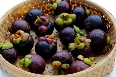 beyaz arka planda taze mangosteen meyvesi.