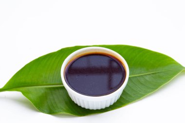 Beyaz arka planda güçlü turşu balığı sosu.