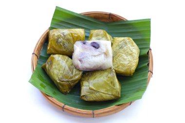 Muz yapraklarına sarılmış muz ve siyah fasulyeli haşlanmış pirinç.