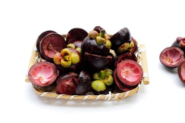 Taze mangosteen kabuğu. Mide iltihabı, cilt iltihabı ve hayvanlardaki yaraları iyileştirmek için mangosen kabuğu iyi bir tedavi yöntemi.