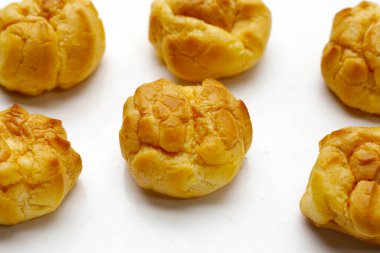 beyaz zemin üzerine krem puffs