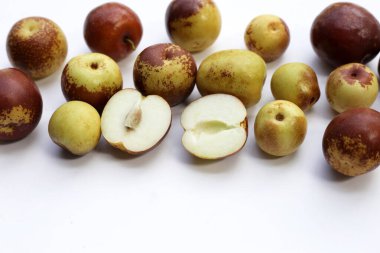 Beyaz arka plan üzerinde taze hünnap meyve