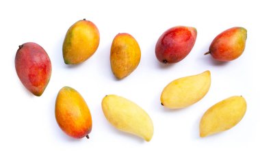 Tropik meyve, beyaz arka planda mango.. 