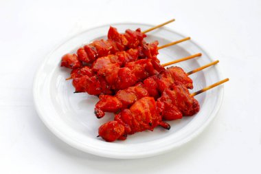 Tayland usulü ızgara tavuk. Tayland tavuk şişi sokak yemeği.