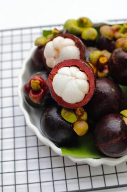 beyaz arka planda taze mangosteen meyvesi.