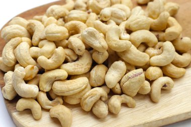 Beyaz arka planda kaju fıstığı.