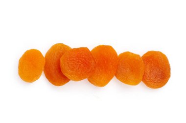 Beyaz arkaplanda kurumuş kayısılar.