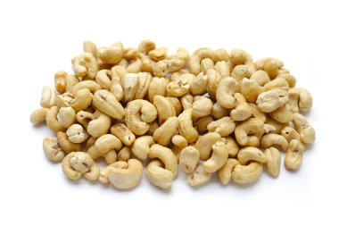 Beyaz arka planda kaju fıstığı.