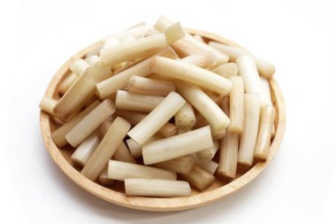 Beyaz arkaplanda taze nilüfer kökü.