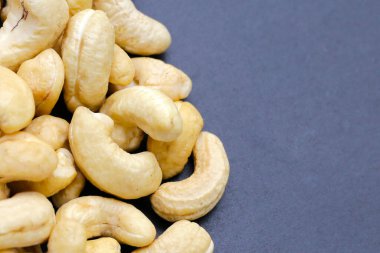 Koyu arkaplanda kaju fıstığı.