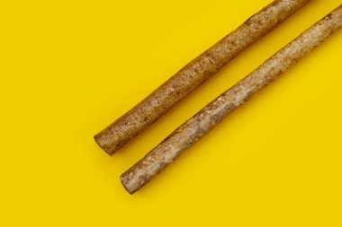 Sarı arkaplanda Burdock Kökü (Gobo).