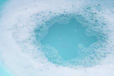 Deterjan köpüklü su. Mavi arkaplan, sabun suyu