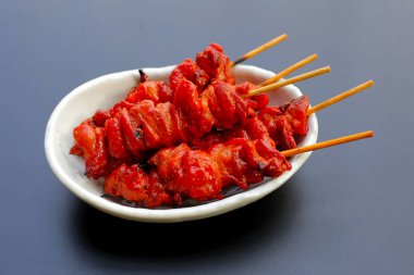 Tayland usulü ızgara tavuk. Tayland tavuk şişi sokak yemeği.