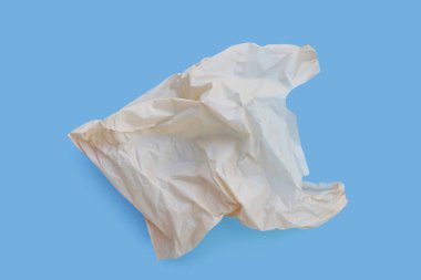 Mavi arka planda plastik torba. Boşluğu kopyala