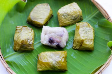 Muz yapraklarına sarılmış muz ve siyah fasulyeli haşlanmış pirinç.