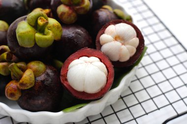 beyaz arka planda taze mangosteen meyvesi.