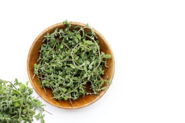 Beyaz arka plan üzerinde taze mercanköşk.