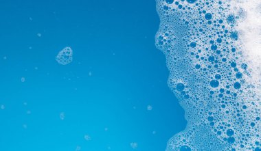 Deterjan köpüklü su. Mavi arkaplan, sabun suyu