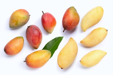 Tropik meyve, beyaz arka planda yapraklı mango. Üst görünüm