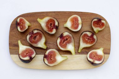 Beyaz arkaplanda taze incir.