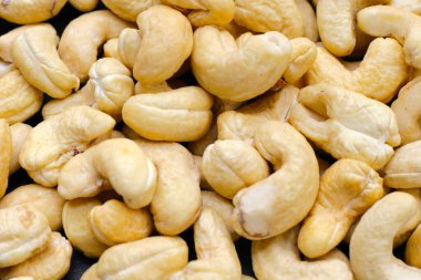 Koyu arkaplanda kaju fıstığı.