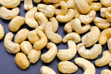 Koyu arkaplanda kaju fıstığı.