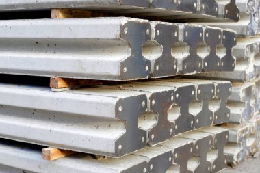 İnşaat alanındaki beton yığınları