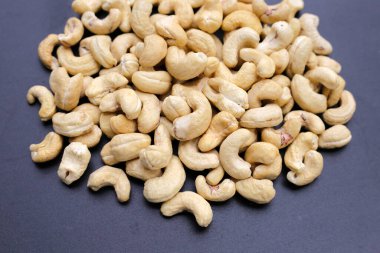 Koyu arkaplanda kaju fıstığı.