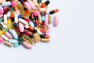 Kapsül ve hapları beyaz arka plan üzerinde renkli Tablet.