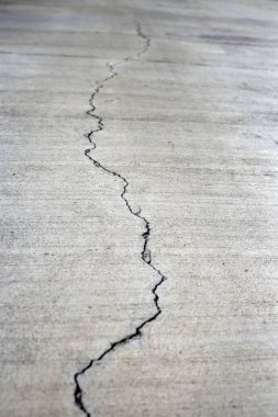 Çatlak beton zemin dokusu arkaplanı.