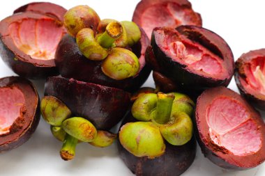 Taze mangosteen kabuğu. Mide iltihabı, cilt iltihabı ve hayvanlardaki yaraları iyileştirmek için mangosen kabuğu iyi bir tedavi yöntemi.