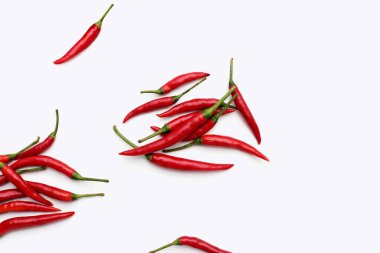 Beyaz arkaplanda kırmızı biber
